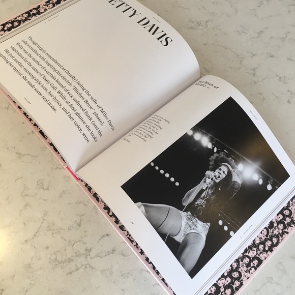 Pink coffee table book - Nasty Galaxy - Picture 6 of 7